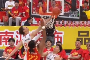 王哲林送出精彩大帽！但广厦拿到前板造成张镇麟第3犯 后者下场
