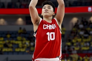 媒体人：积极、敏锐、高效、从容 王俊杰的比赛气质太招人喜欢了