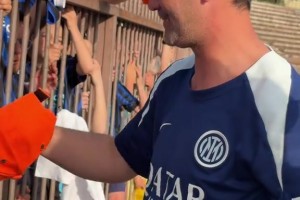 气氛紧张！实拍：河南队替补席与工体国安球迷在比赛中发生小摩擦视频封面