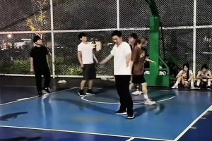 体弱多病的数学老师打篮球！视频封面